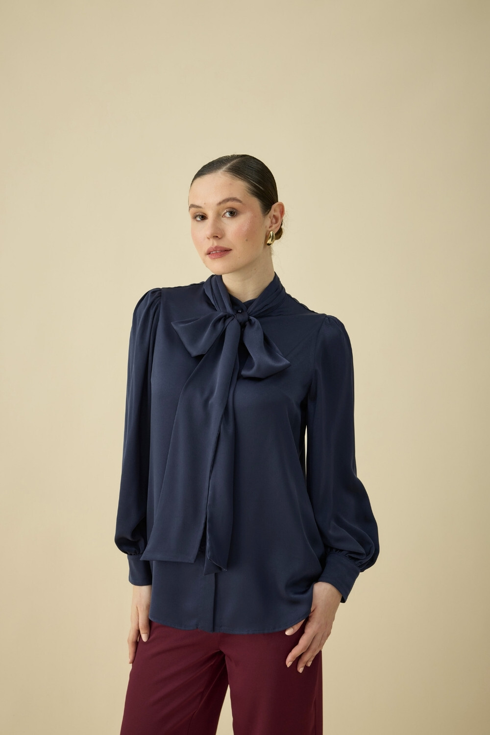 FULARLI SATEN BLUZ LACİVERT - Nur Kalay