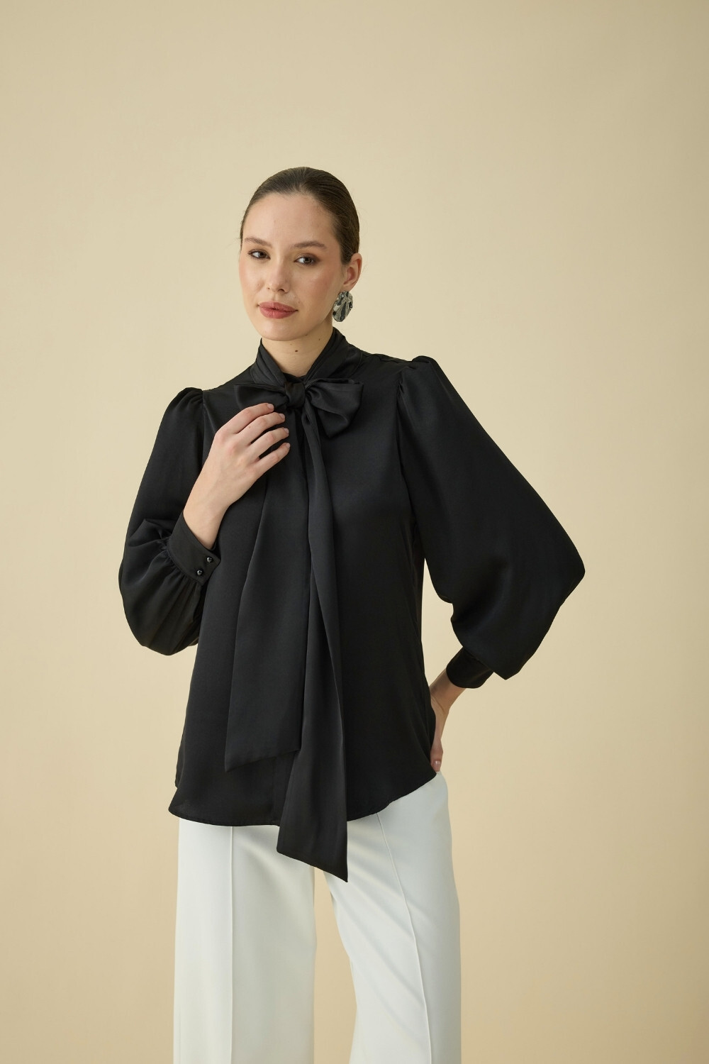 FULARLI SATEN BLUZ SİYAH - Nur Kalay